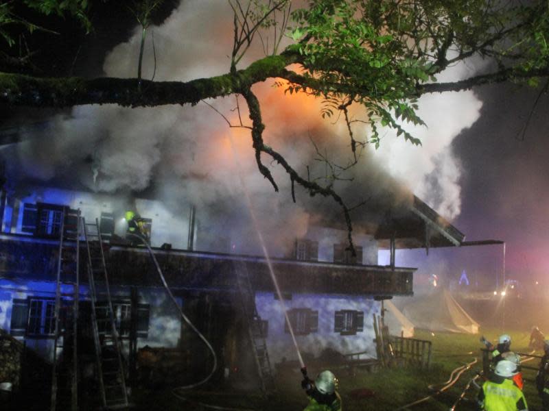 Die Ursache des Großbrandes in dem Gästehaus war zunächst unklar. Foto: Ferdinand Farthofer/aktivnews/dpa