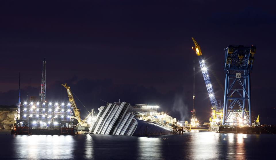 En el momento del naufragio los tanques del Costa Concordia almacenaban más de 2.000 toneladas de combustible. Esa carga, que habría provocado una devastadora marea negra en la zona, fue rescatada en una operación concluida el 24 de marzo. (Reuters)