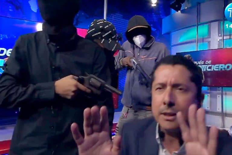 El dramático momento de la toma en un canal en Ecuador por parte de un grupo narco