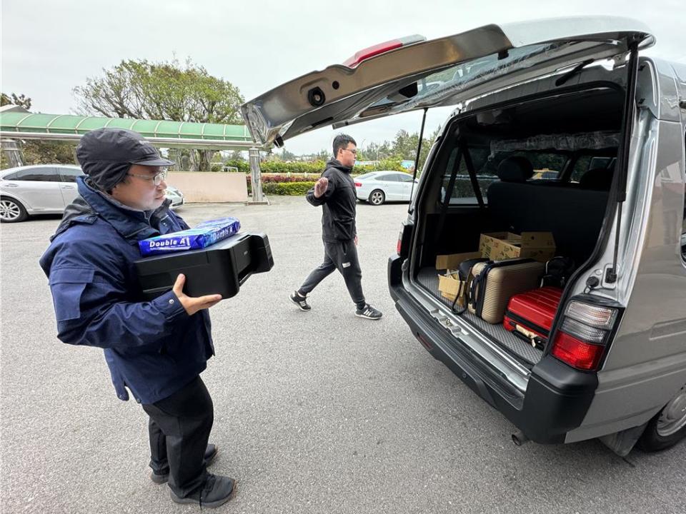 原訂今日下午13時將召開第14次的閉門密商，卻傳出陸方再度「放鳥」，海巡留守會場人員原已將印表機等文書工具搬上車準備撤場，又突然接到通知要開會，相當傻眼。(于家麒攝)