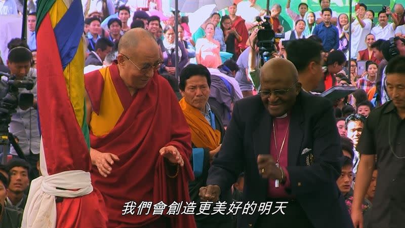  達賴喇嘛：真正的喜悅在於幫助他人，你會因此更快樂。（圖／翻攝自《喜悅：達賴喇嘛遇見屠圖主教》）