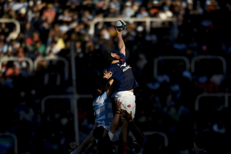 El francés Lenni Nouchi atrapa un balón durante un partido de rugby contra Argentina en Mendoza, Argentina, el 6 de julio de 2024. (Foto AP/Gustavo Garello)