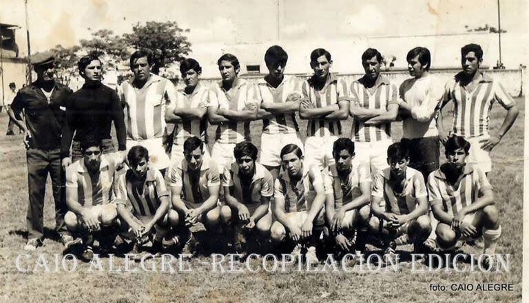 Rocha. parado, el sexto desde la izquierda, en Sao Borja, Brasil, con 14 años