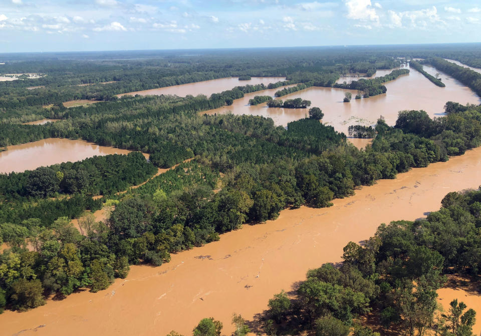 Esta fotografía del lunes 17 de septiembre de 2018 muestra la crecida del río Little Pee Dee en el condado de Marion, Carolina del Sur. Dos mujeres que iban a un centro de salud mental murieron ahogadas luego de que una camioneta del Departamento de Policía del condado de Horry fue arrasada por las inundaciones provocadas por Florence. (AP Foto/Meg Kinnard)