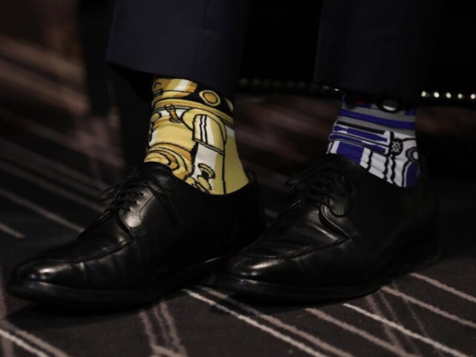 Dass der Kanadier nicht nur politische Äußerungen mit seinen Socken tätigt, zeigt dieses Beispiel. Am 4. Mai tauchte Justin Trudeau bei seinem Treffen mit den irischen Abgesandten in Star-Wars-Socken auf. Warum? Dieser Tag ist offizieller Star-Wars-Tag und Trudeau feierte ihn mit den anderen Fans. (Bild-Copyright: JustinTrudeau/Twitter)