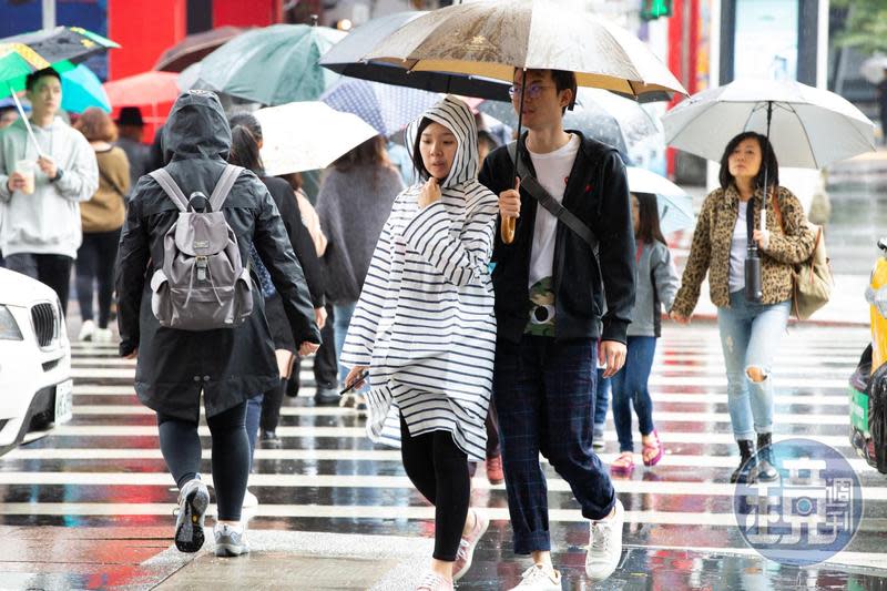 氣象局今發布豪大雨特報，氣象專家彭啟明表示，雨區短時間內還沒有要緩和的跡象。