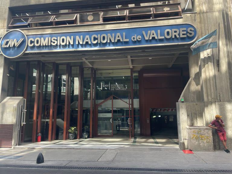 A partir de hoy se esperaba la concurrencia de las sociedades de bolsa que más volumen operaron en los días previos y posteriores al anuncio del ministerio con sus carteras y después será el turno de los comitentes