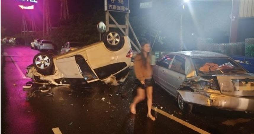 女駕駛失控撞擊路邊轎車及小貨車，最終翻覆在車道中間。（ 圖／翻攝畫面）