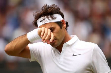 BriEl tenista suizo Roger Federer durante el partido conta el canadiense Milos Ronic, en el torneo Wimbledon, en Londres. 8 de julio de 2016. El tenista canadiense Milos Raonic eliminó el viernes en Wimbledon al siete veces campeón Roger Federer por 6-3, 6-7 (3-7), 4-6, 7-5 y 6-3 para llegar a su primera final de Grand Slam. REUTERS/Clive Brunskill