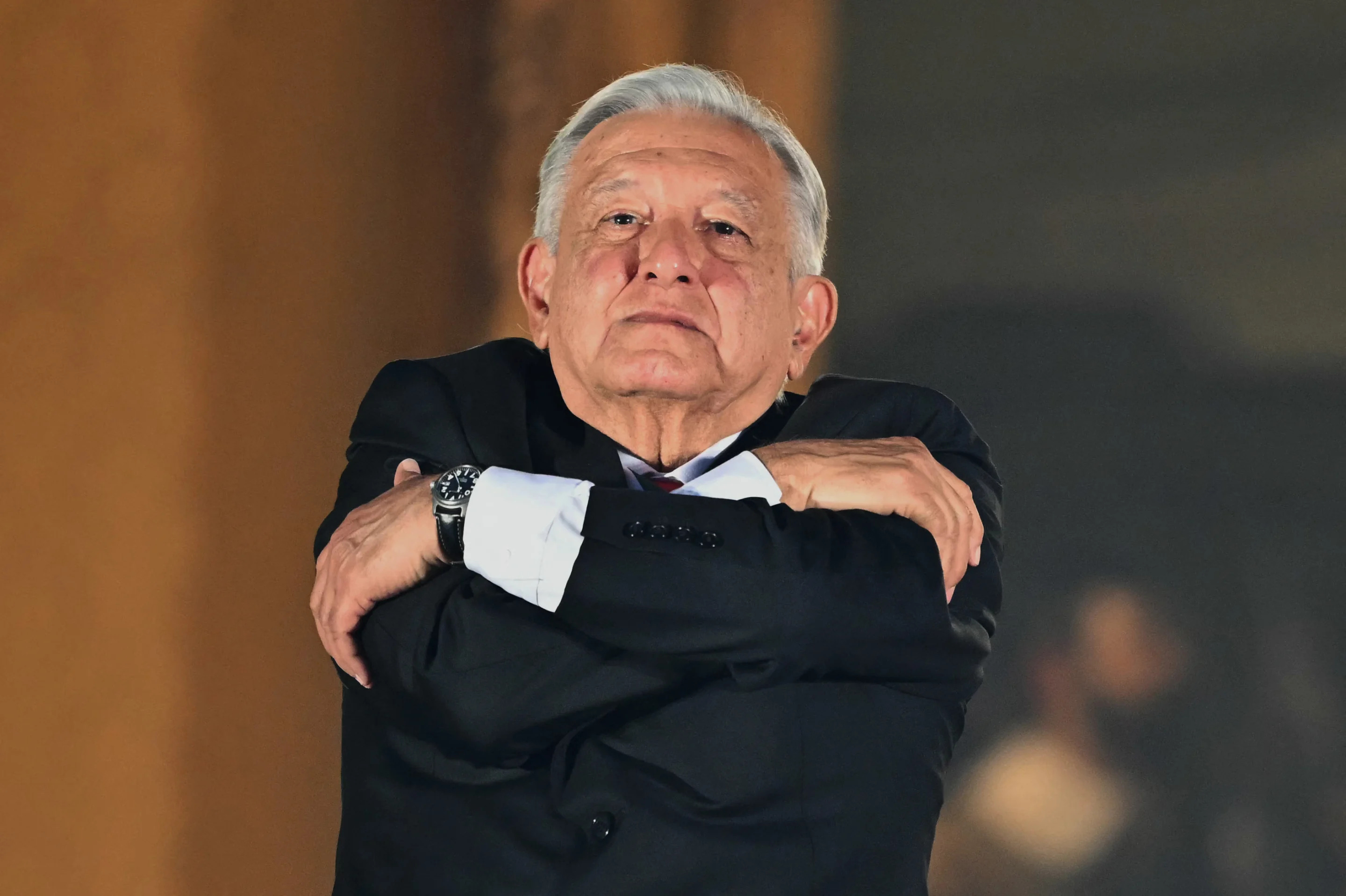 El presidente Andrés Manuel López Obrador, se despide de sus partidarios durante su último acto público como presidente de México en la ceremonia del 'Grito de Independencia'.  (CARL DE SOUZA/AFP via Getty Images)