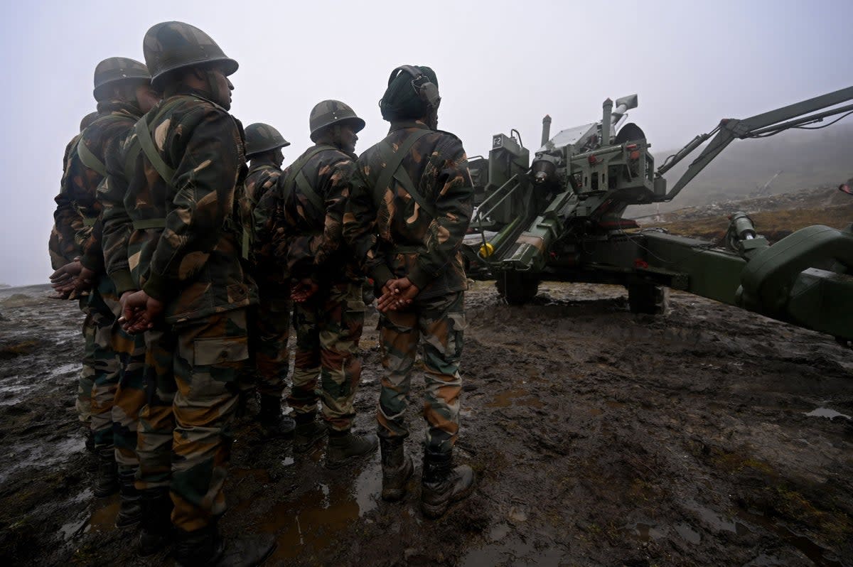 Indian Army soldiers stand next to a Bofors gun positioned at Penga Teng Tso ahead of Tawang (AFP via Getty Images)