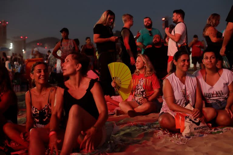 Los fans esperan el comienzo del último show de Madonna en el marco de su Celebration Tour, en Copacabana, Rio de Janeiro (AP Photo/Bruna Prado)