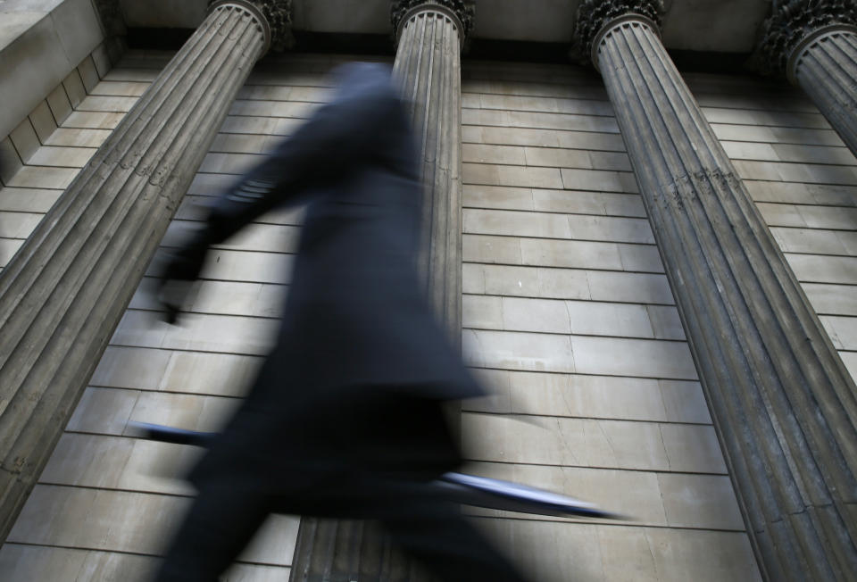 People walk through the City of London during the early morning rush hour in London November 12, 2014. Britain's Financial Conduct Authority (FCA) said on Wednesday it has imposed fines totalling $1.7 billion on five banks for failing to control business practices in their G10 spot foreign exchange trading operations.  REUTERS/Stefan Wermuth (BRITAIN  - Tags: BUSINESS TPX IMAGES OF THE DAY)  