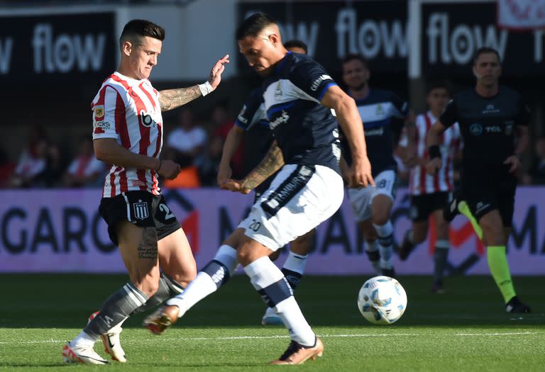 Leonardo Godoy ataca a Yonathan Cabral; el lateral de Estudiantes tuvo protagonismo ofensivo y el zaguero central del Lobo resultó inteligente para jugar condicionado por una tarjeta amarilla