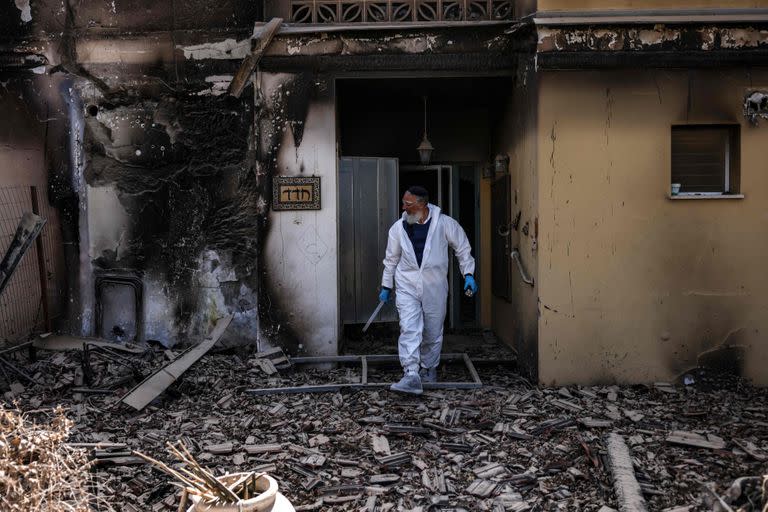 Un voluntario de la organización Zaka, en el kibutz Be'eri, cerca de la frontera con la Franja de Gaza. (RONALDO SCHEMIDT / AFP)