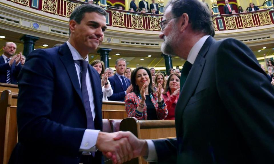 Spain’s new prime minister, Pedro Sánchez, left, shakes hands with Mariano Rajoy