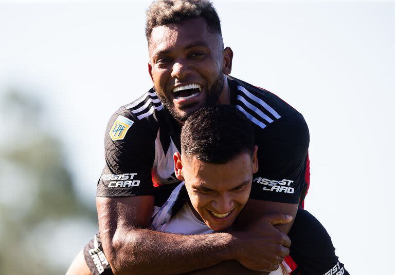 Miguel Borja, autor del primer gol de River, se cuelga de Marcelo Herrera, que marcó el 3-0