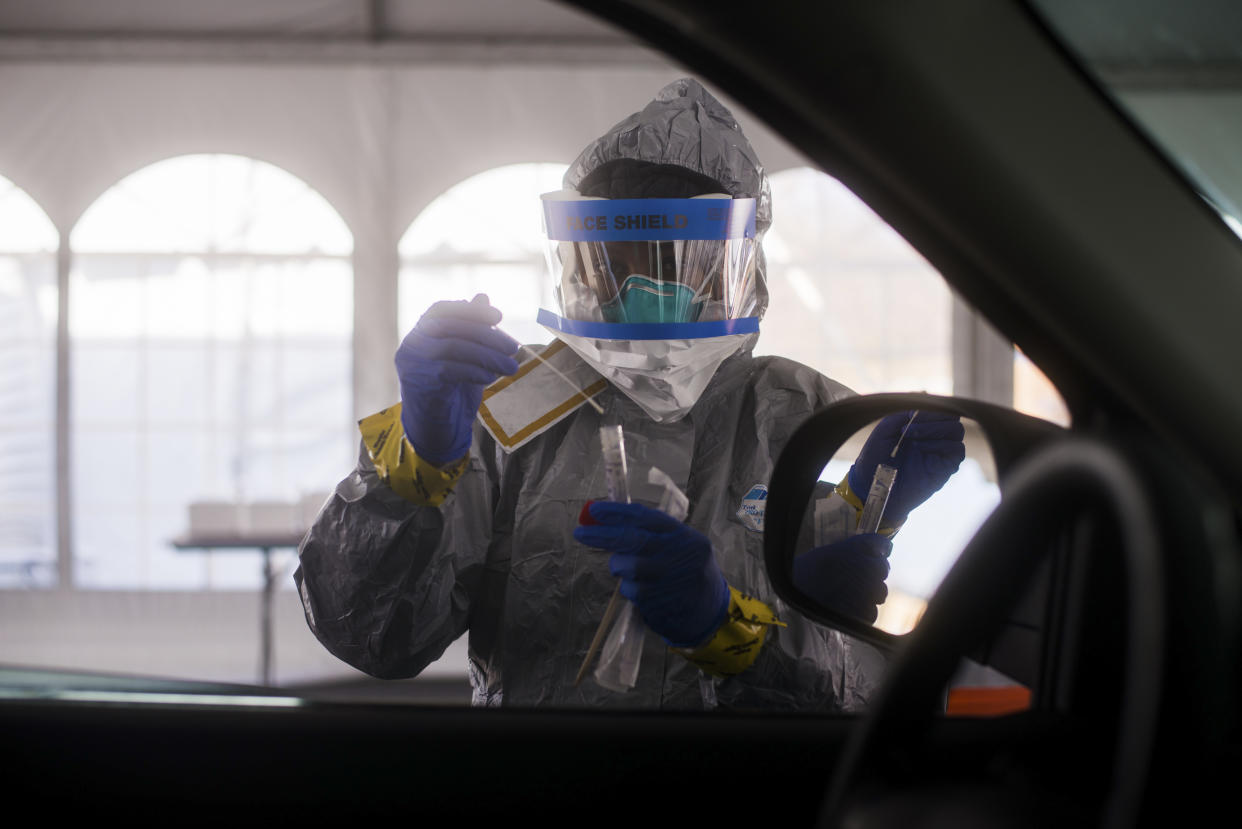 Una demostración del proceso de prueba del coronavirus en New Rochelle, Nueva York, el 16 de marzo de 2020. (Andrew Seng/The New York Times)