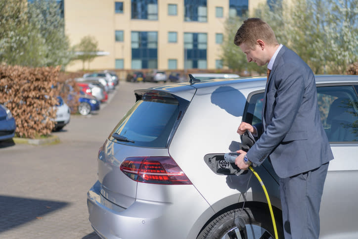 <p>Le auto elettriche non emettono polveri sottili (PM 3, PM 5 e PM 10), o ne emettono in misura enormemente minore rispetto alle auto termiche. Secondo l’OMS le polveri sottili sono causa ogni anno in Italia di 66.630 decessi prematuri, concentrati anche in questo caso nelle aree più urbanizzate del Paese, cioè la Pianura Padana e le grandi città. (Getty) </p>