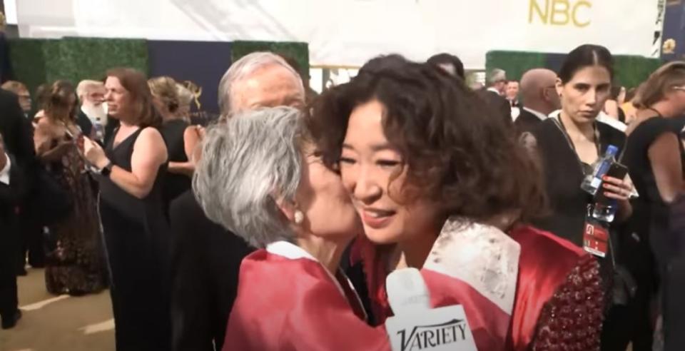 Sandra Oh's mom kisses her on the red carpet