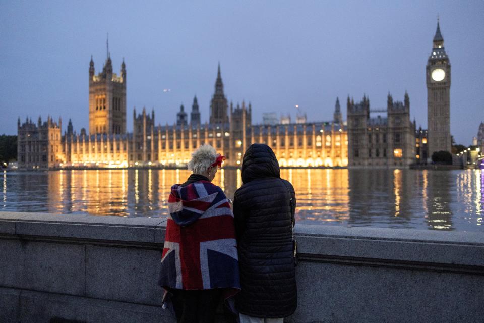 People pay respects to Queen Elizabeth following her death (REUTERS)