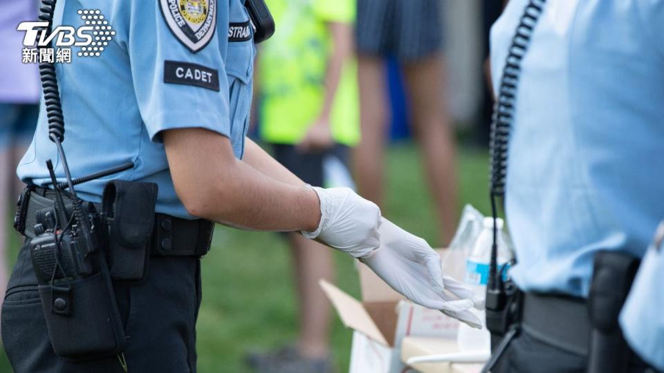 美國一名女警主動外流不雅片給上司。（示意圖／Shutterstock達志影像）