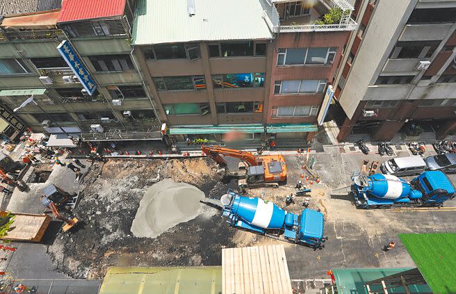 台北市南京西路近貴德街路面8日深夜發生塌陷，經緊急灌漿處理，9日恢復通車。不料10日發現新漏水點，再度發生塌陷。（劉宗龍攝）