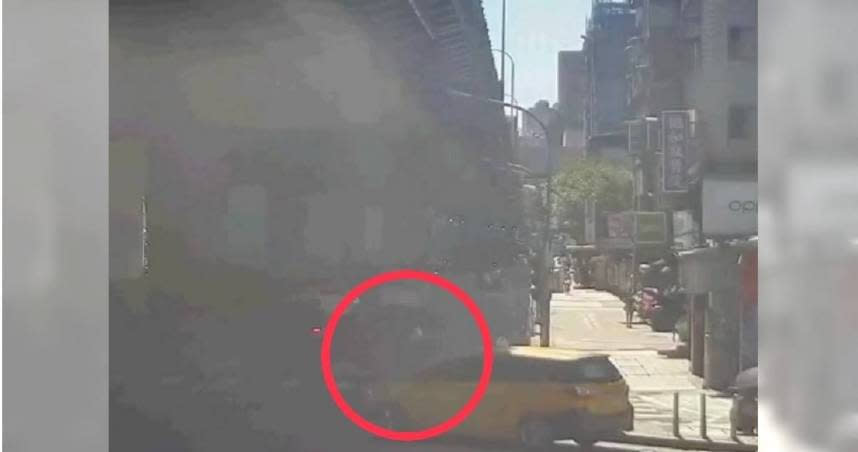新北市中和一名28歲女子，過馬路被右轉的計程車撞上。（圖／警方提供）