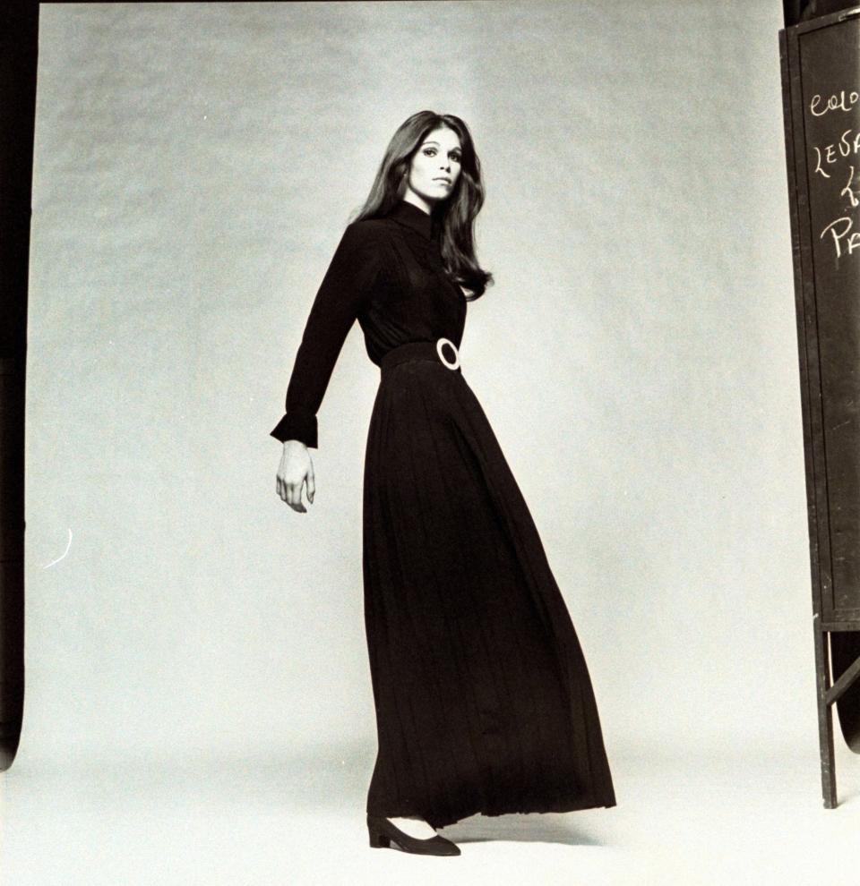 Ann Turkel demonstrates “Mila Schön’s ravishing simplicity—[in] a long dress of black georgette, all tucks and pleats, and a belt with a mother-of-pearl buckle.”