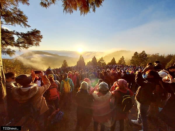 太平山國家森林遊客區昨（一）日清晨出現新年日出第一道曙光，三千多名遊客目睹太陽從美麗雲海中冒出的美景，興奮舉起手機，記錄美好一刻。<br />（圖：中央社）