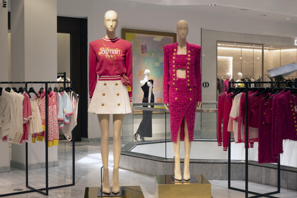 La colección Balmain x Barbie se exhibe en una tienda de la cadena Neiman Marcus en Beverly Hills, California, el miércoles 19 de julio de 2023. La tienda lanzó su colaboración exclusiva de Barbie con Balmain el año pasado y muchos artículos se agotaron en los primeros días. Con base en ese éxito y el fenómeno cultural actual por el estreno de la película "Barbie", la colección se relanzó el lunes. (AP Foto/Richard Vogel)