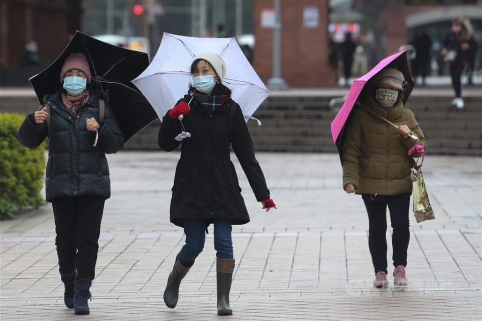 中央氣象局清晨發布新北基隆大雨特報，天氣預報間6日北台偏涼、中南部白天舒適早晚微冷、日夜溫差大，周五氣溫回升。（中央社／檔案照片）