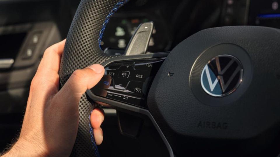 Golf R Variant多功能方向盤的R快捷按鈕可快速在一般駕駛模式與賽車模式ˋ之間切換。(圖片來源/ Volkswagen)