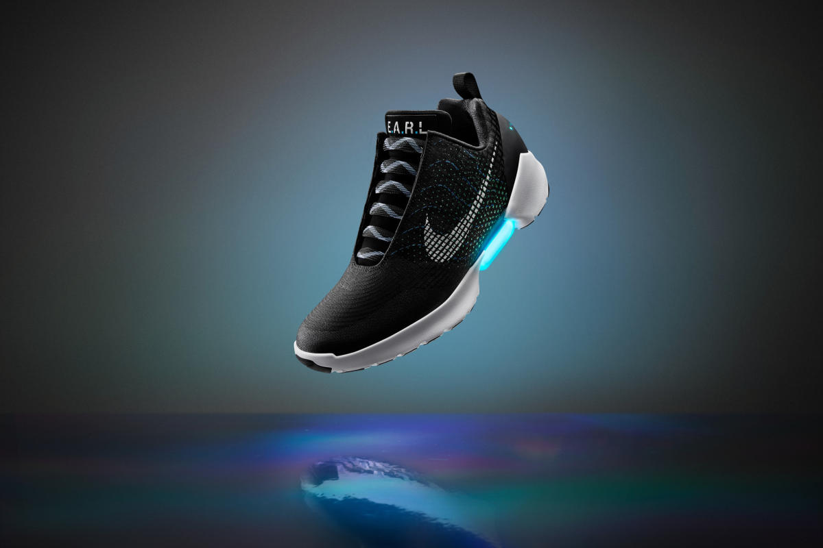 Abrazadera Nunca extraterrestre Nike's self-lacing HyperAdapt shoes go on sale November 28th