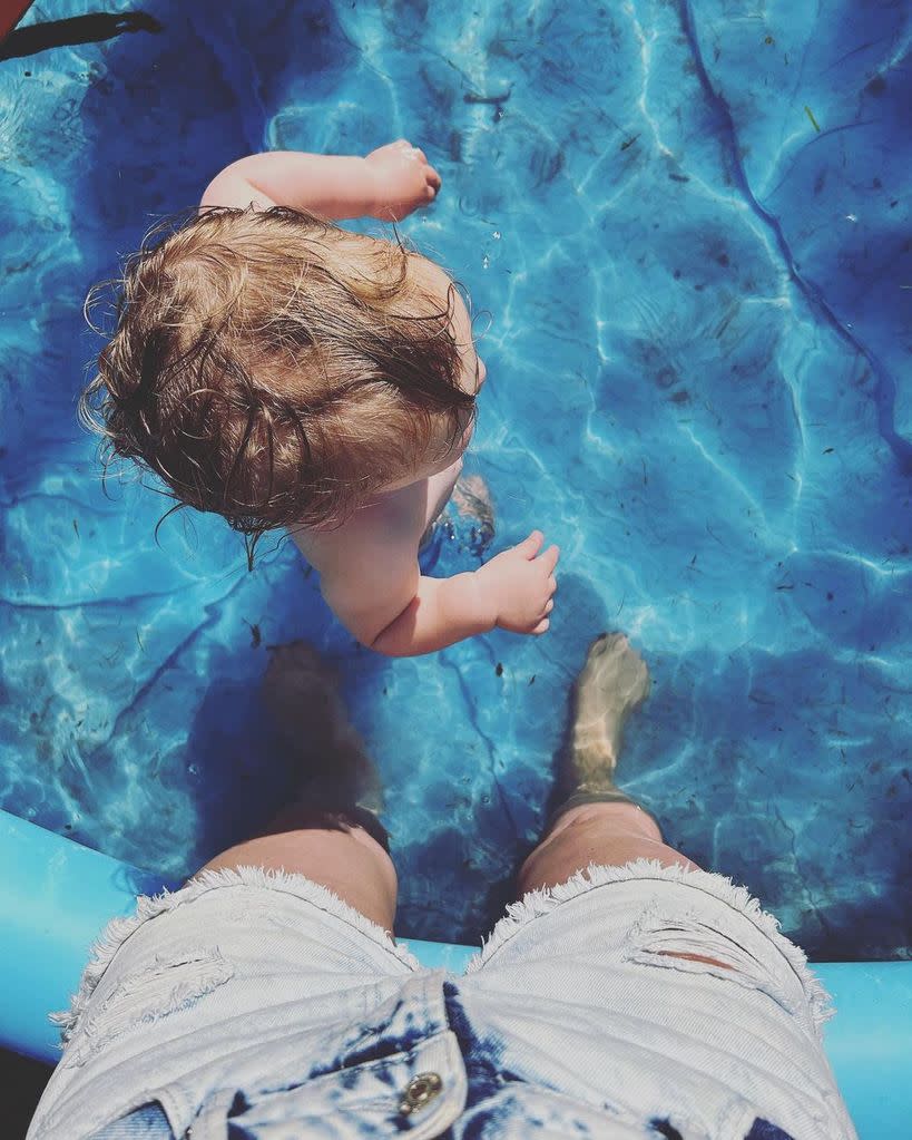 Helen Skelton in a paddling pool with her daughter Elsie