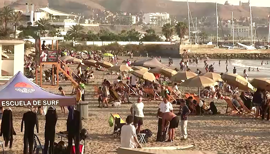 南半球今年8月冬季頻飆出如夏天般的高溫。許多民眾前往海灘戲水避暑。路透社