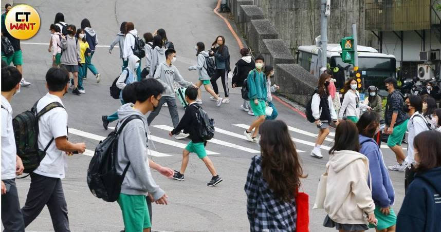 陸續有縣市恢復實體上課。（示意圖／黃鵬杰攝）