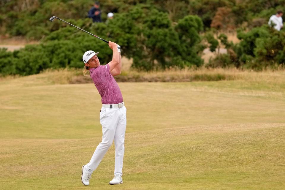 Cameron Smith hace un tiro en la calle 13 durante la ronda final del 150º Open Championship en St. Andrews Old Course.