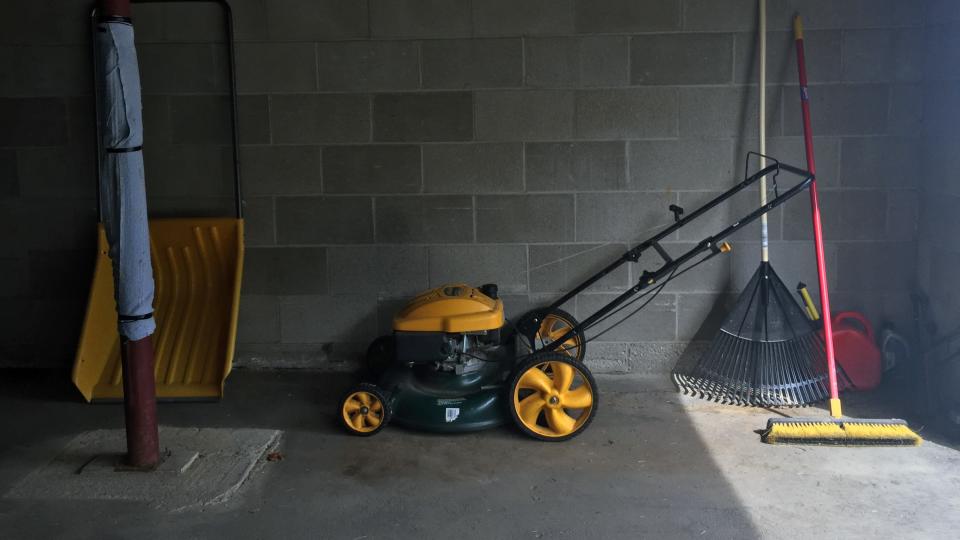 Lawn mower maintenance: Winterize the lawn mower