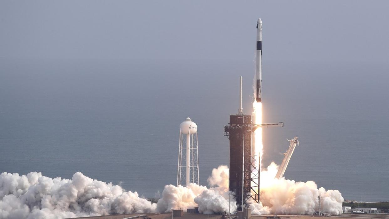 Eine Falcon 9 Rakete des Raumfahrtunternehmens SpaceX startet zum Testflug. Dabei simulierte SpaceX ein Notfall-Rettungsystem seiner «Dragon»-Kapsel.