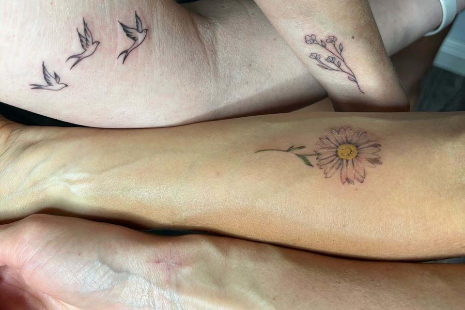 Carrie Underwood shows tattoos with sister-in-laws (@carrieunderwood via Instagram)