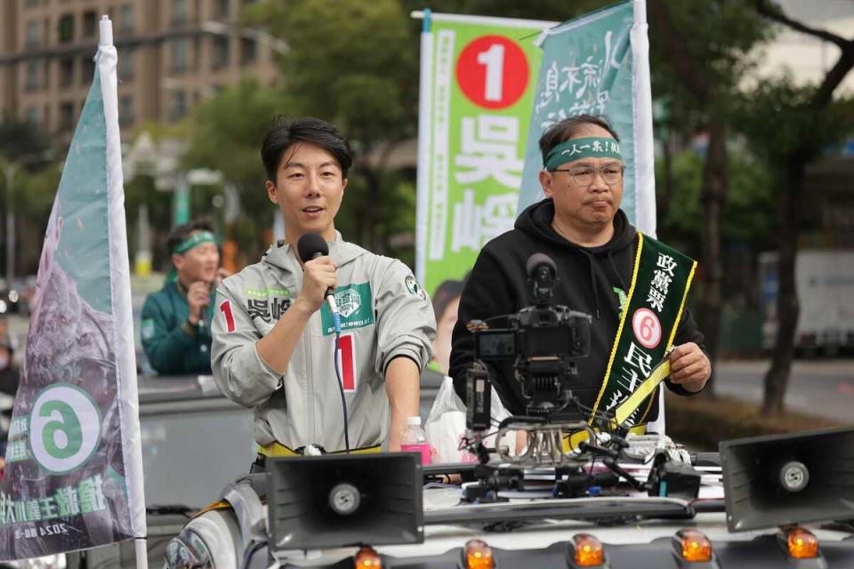  民進黨不分區立委候選人王義川陪吳崢車隊掃街。 圖：取自吳崢臉書（資料照） 