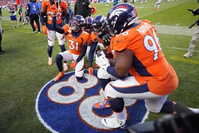 Broncos honor Demaryius Thomas by starting Sunday's game with just