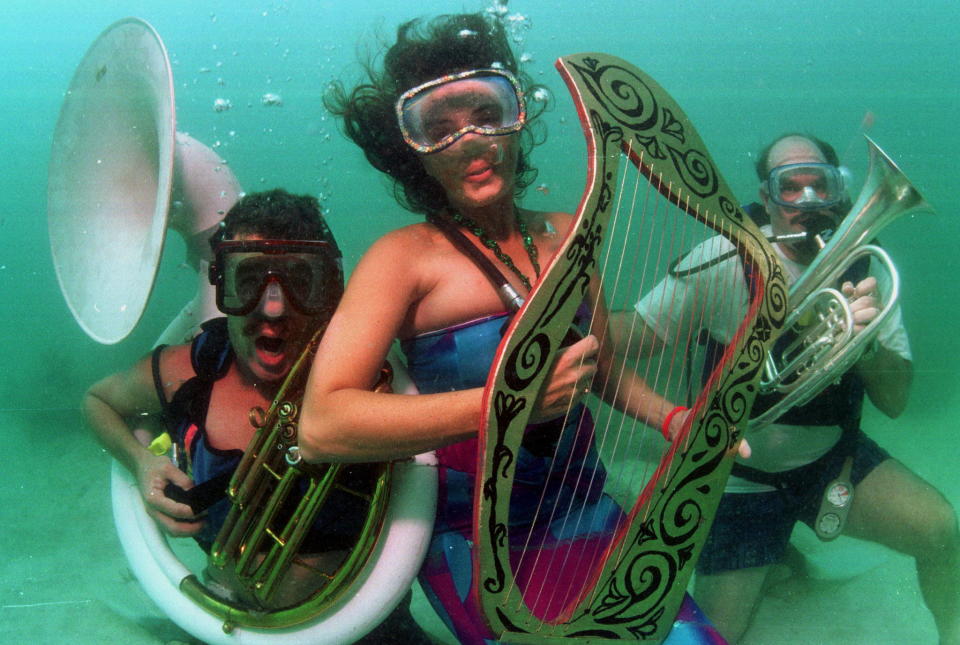 Musiker*innen spielen zum Schutz der Korallenriffe ein Konzert unter Wasser. (Foto: Reuters)