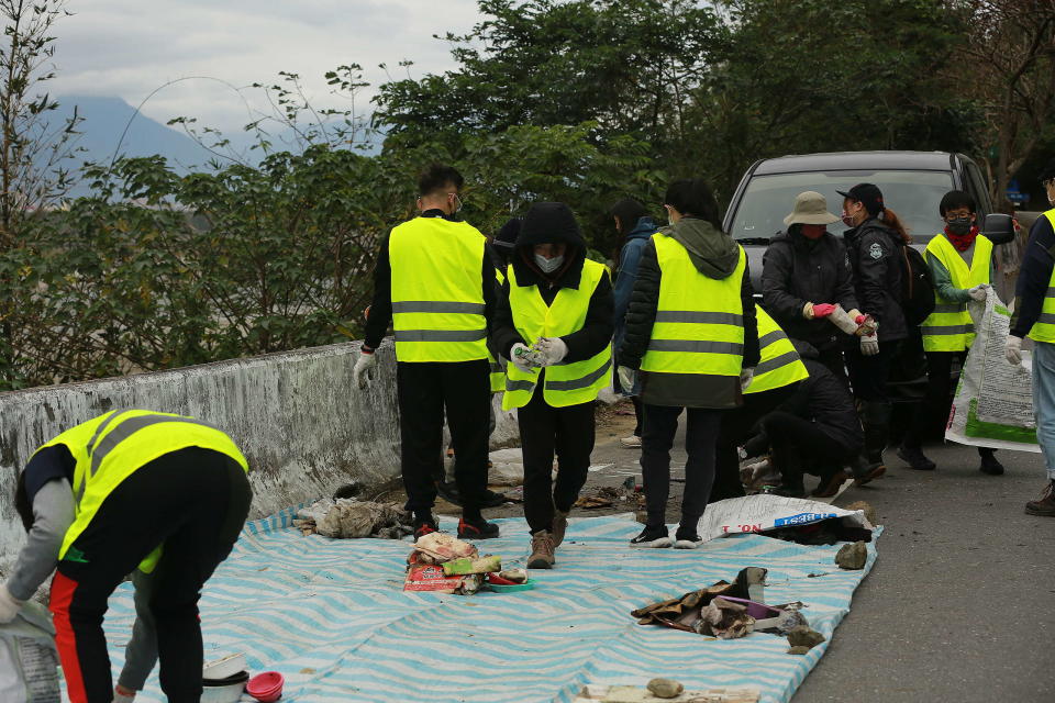 地面志工正進行垃圾分類與整理