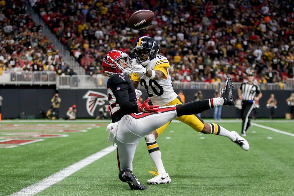 Pittsburgh Steelers cornerback Cameron Sutton breaks up a pass intended for Atlanta Falcons wide receiver KhaDarel Hodge in the second quarter at Mercedes-Benz Stadium, Dec. 4, 2022.