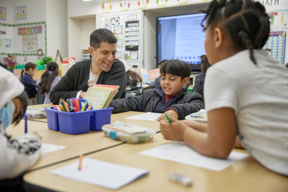 Dad, actor and children's book author Greenfield dropped in on a Los Angeles school ahead of Teacher Appreciation Week. (Photo: Courtesy of Paper Mate)