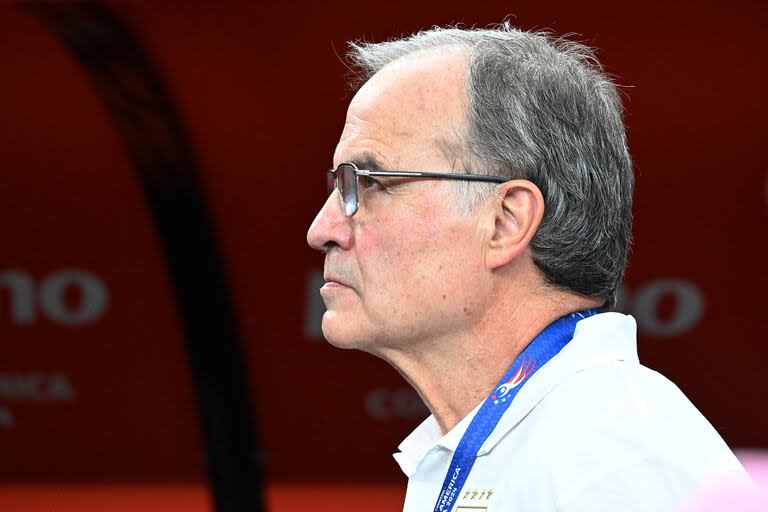 LAS VEGAS, NEVADA - JULY 06: Marcelo Bielsa, Head Coach of Uruguay looks on prior to the CONMEBOL Copa America 2024 quarter-final match between Uruguay and Brazil at Allegiant Stadium on July 06, 2024 in Las Vegas, Nevada.   Candice Ward/Getty Images/AFP (Photo by Candice Ward / GETTY IMAGES NORTH AMERICA / Getty Images via AFP)