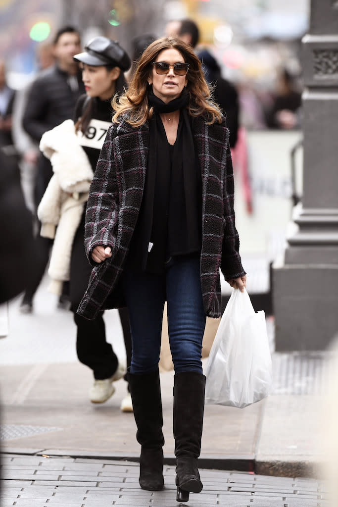 Cindy Crawford spotted getting her lunch at a local Deli Super Market in the Soho Section of New York City. Pictured: Cindy Crawford Ref: SPL5137436 271219 NON-EXCLUSIVE Picture by: Elder Ordonez / SplashNews.com Splash News and Pictures Los Angeles: 310-821-2666 New York: 212-619-2666 London: +44 (0)20 7644 7656 Berlin: +49 175 3764 166 photodesk@splashnews.com World Rights, No Portugal Rights