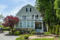 <p>What a picturesque home, if you didn’t know it was haunted. (TopTenRealEstateDeals) </p>